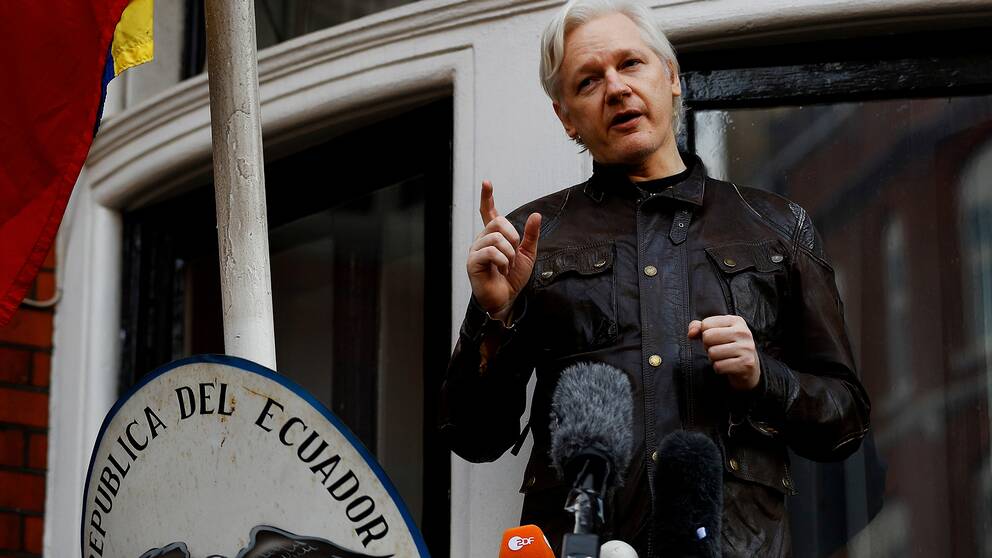 Julian Assange talar från den ecuadorianska ambassadens balkong i London. Arkivbild.