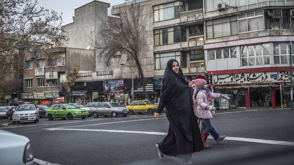 Mor och döttrar gående på gatan i Teheran, Iran. Arkivbild.