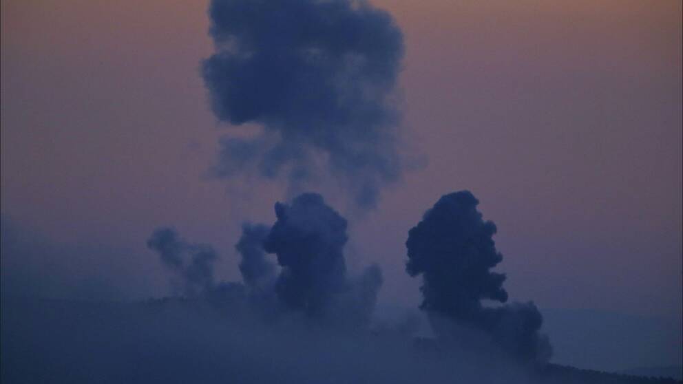 Rök stiger från Syrien efter att Turkiet attackerat kurdiska posteringar med flyg