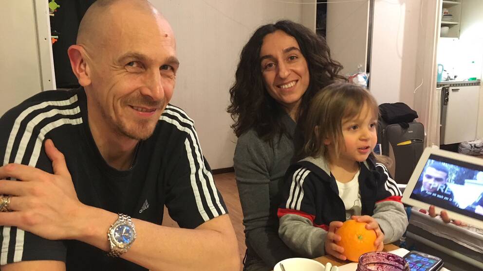 Konstnärerna och Pussy Riotmedlemmarna Aleksej Knedljakovskij, Lusine Dzjanyan med sonen Tigran, 2 år.