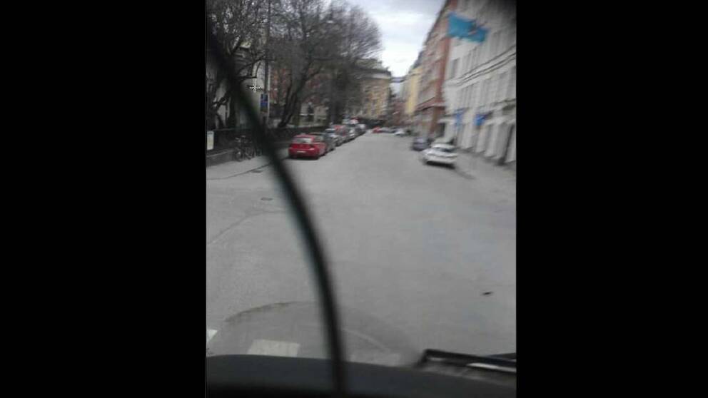 En bild på en gata som Rakhmat Akilov själv tog inifrån lastbilen.
