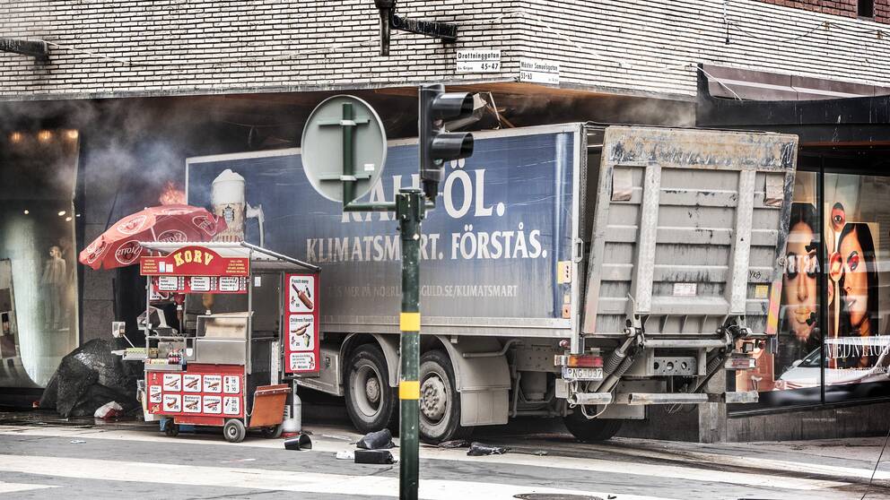 Lastbil har kört in i byggnad.