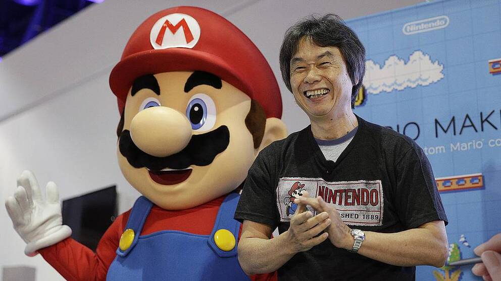 Tv-spelsfiguren Mario och hans skapare.