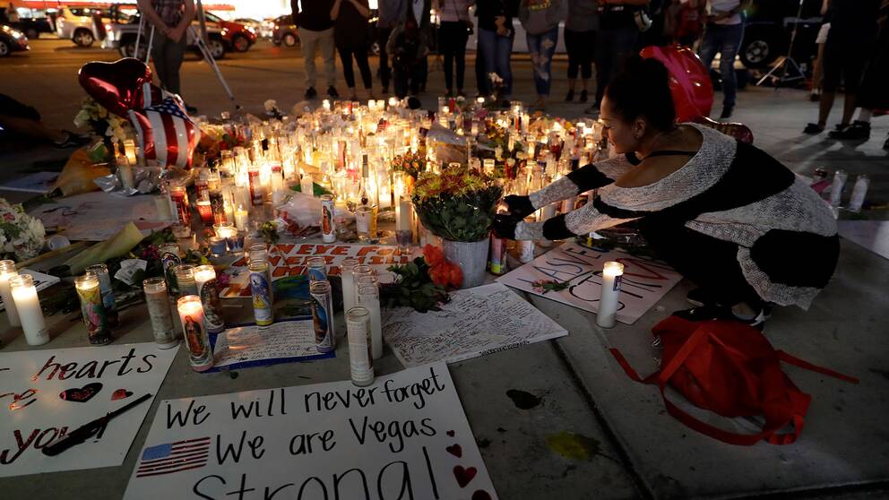 Människor tänder ljus vid en minnesplats för offren i Las Vegas