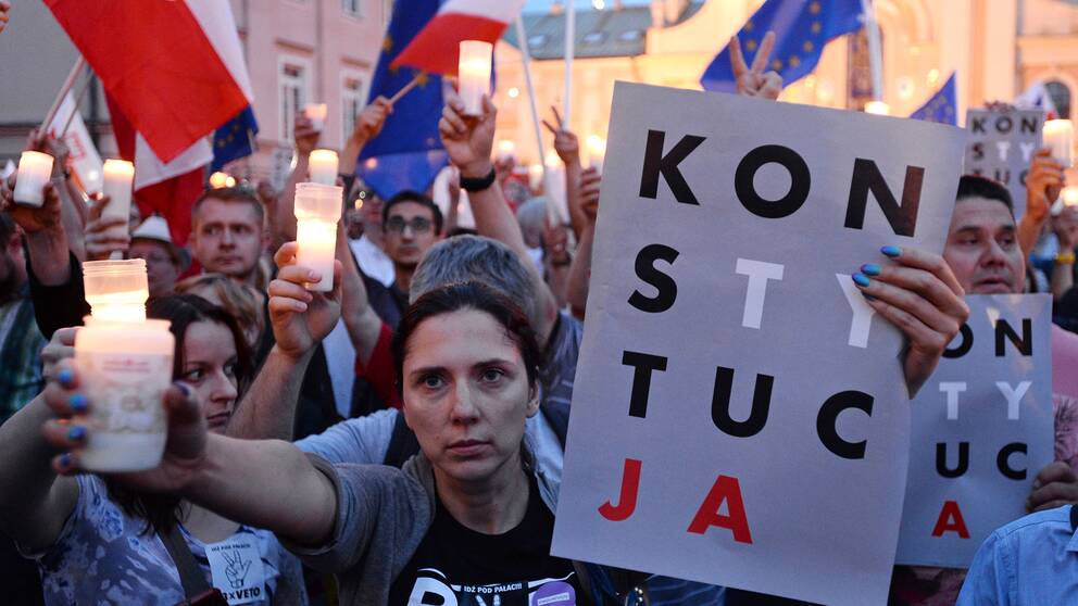 Demonstranter protesterar i Warsawa mot regeringens förändringar av det juridiska systemet