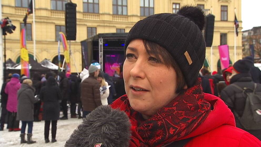Maria Westin syns titta snett förbi kameran. I bakgrunden rör sig mycket folk.