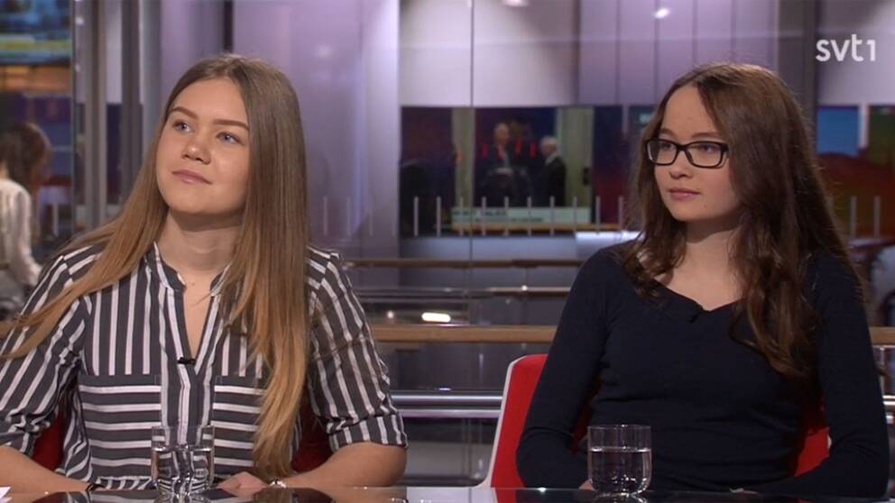 Alice Lundberg och Clara Andersson, högstadieelever som vill lära vuxna bete sig på nätet. 
