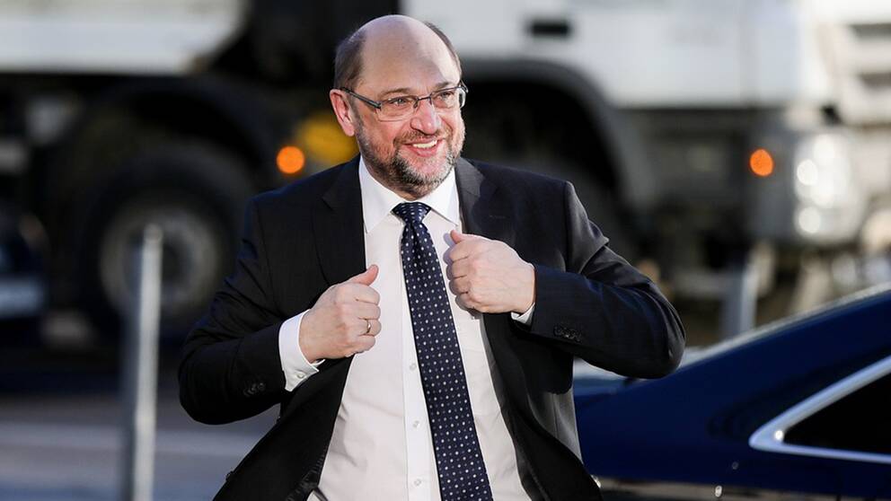 Tyska socialdemokraternas avgångne ledare Martin Schulz leende efter förhandlingar med Merkel.