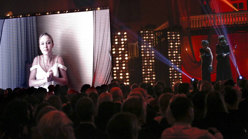 Trefaldiga vinnaren Zara Larsson medverkar via bildskärm vid Grammisgalan 2018.