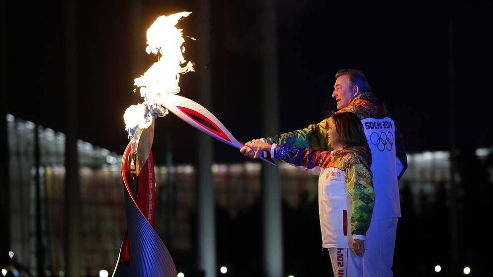 Irina Rodnina och Vladislav Tretiak tänder den olympiska elden vid OS-invigningen i Sotji.