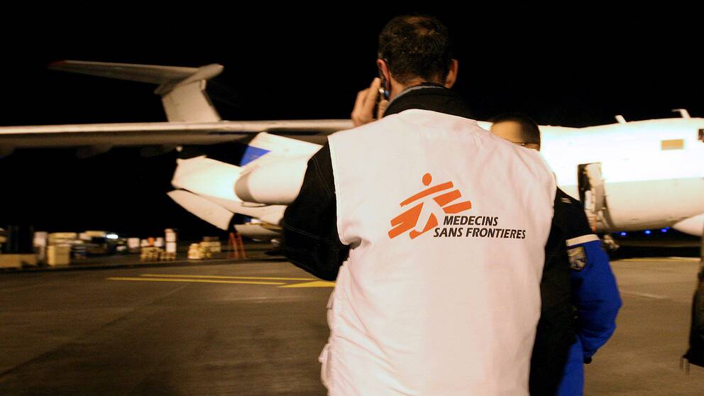 Läkare utan gränser-personal övervakar hur förnödenheter lastas på ett flygplan
