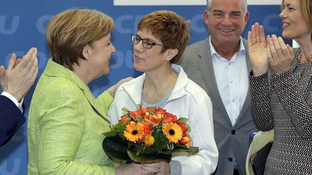 Angela Merkel gratulerar Annegret Kramp-Karrenbauer till valsegern i Saarland 2017.