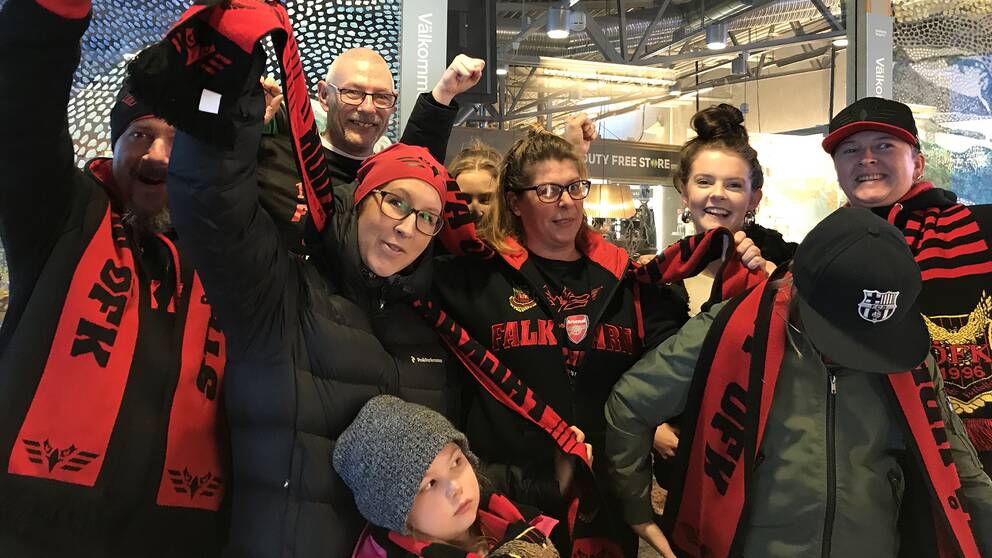 jublande familj i klubb-kläder
