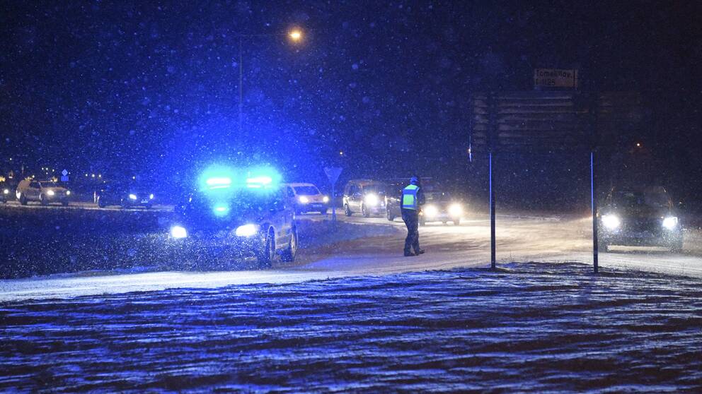 Polisen stoppar i rondellen utanför Sjöbo trafiken från att köra riksväg 13 mot Ystad i snökaoset på tisdagen.