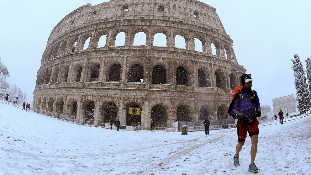 Den italienska huvudstaden Rom fick sin första snö på sex år i måndags. Här det berömda monumentet Colosseum omgivet av ett vitt vintertäcke.