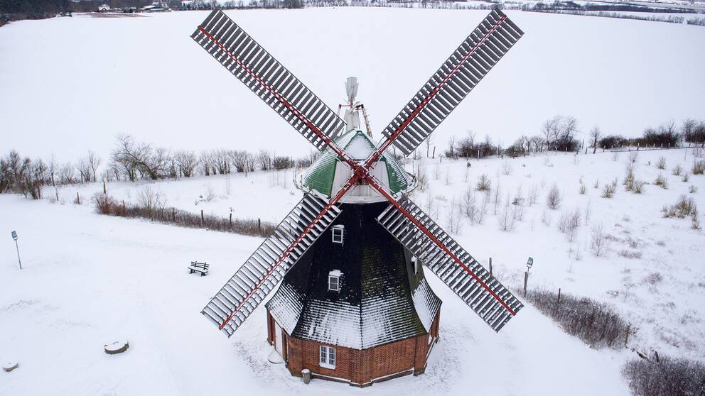 En väderkvarn i Stove i nordöstra Tyskland, täckt av snö. 