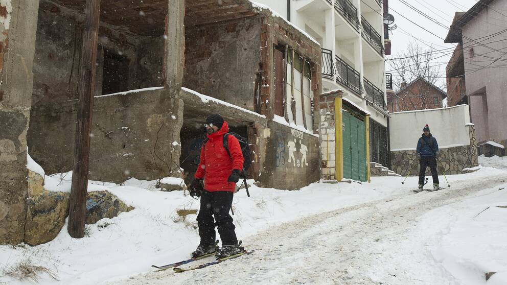 Människor åker skidor i Kosovos huvudstad Pristina. 