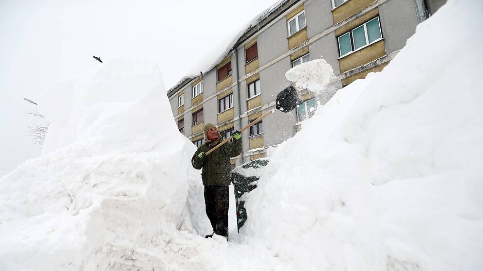 En man skottar snö i Delnice i Kroatien.