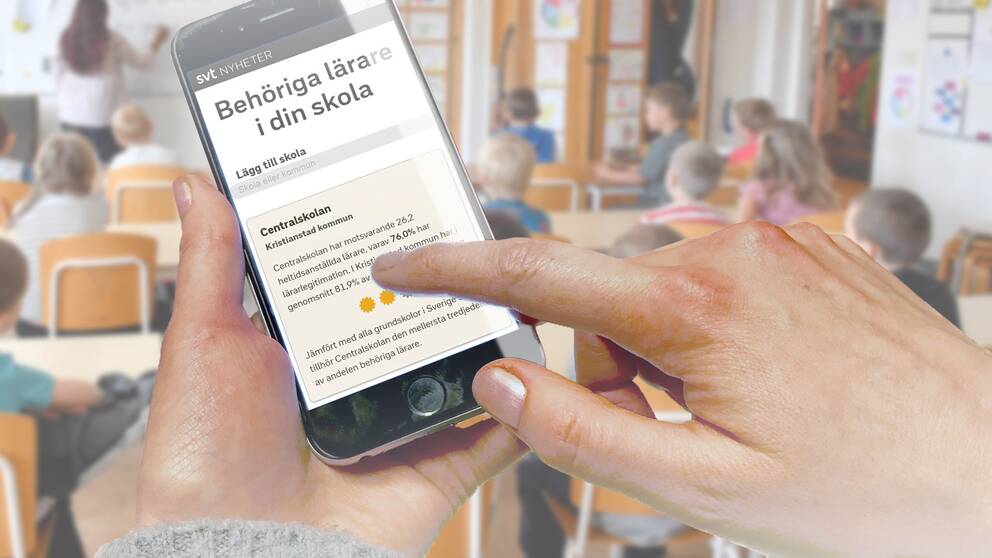 En hand som pekar mot en mobiltelefon. Personen använder SVT Nyheters app och kollar hur många behöriga lärare det finns på skolor i Kristianstads kommun.
