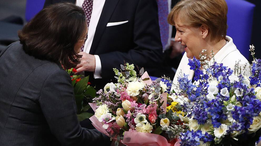 Angela Merkel tar emot gratulationer av Andrea Nahles, den kommande ledaren för SPD. Merkel är nu vald till förbundskansler för en fjärde mandatperiod.