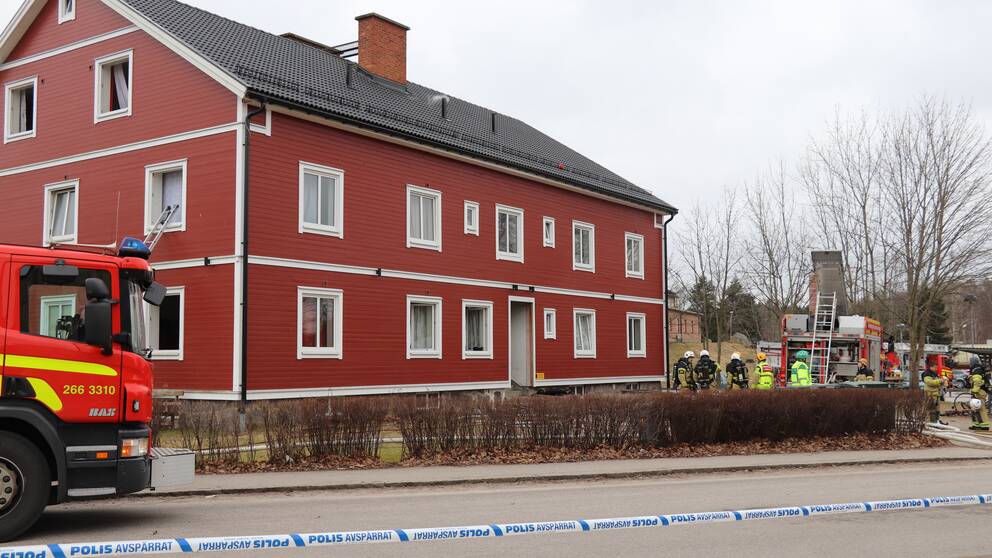 Flerfamiljshus brann i Olofström – personer evakuerades | SVT Nyheter