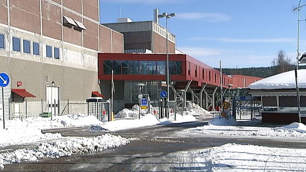 exteriör på entrén till pappersbruket, snöhögar