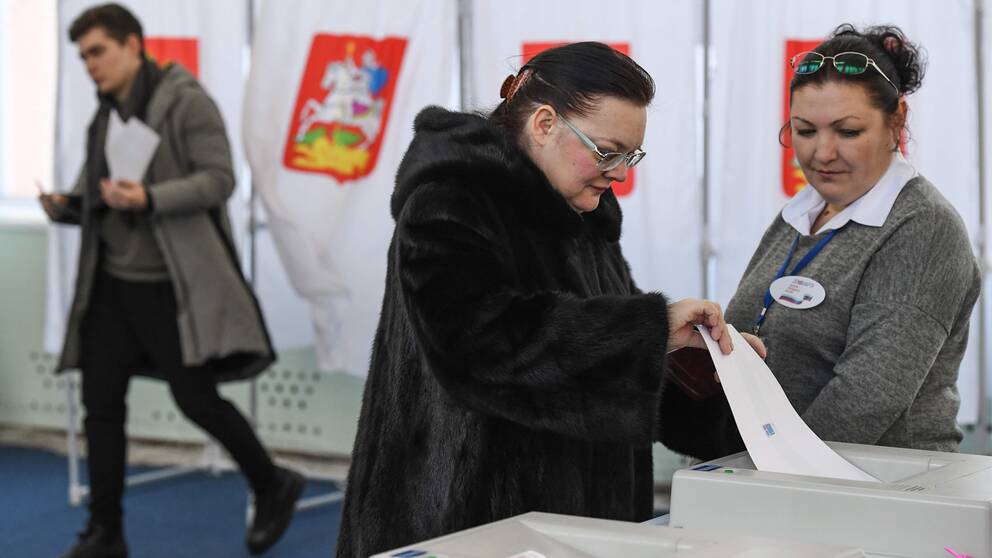 En kvinna lägger sin röst vid vallokalen i Sovkhoz Imeni Lenina, utanför Moskva.