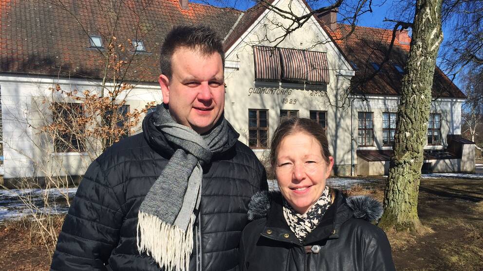 Föräldrarna Daniel Schönström och Maria Nielsen står framför Gudmuntorps skolas.