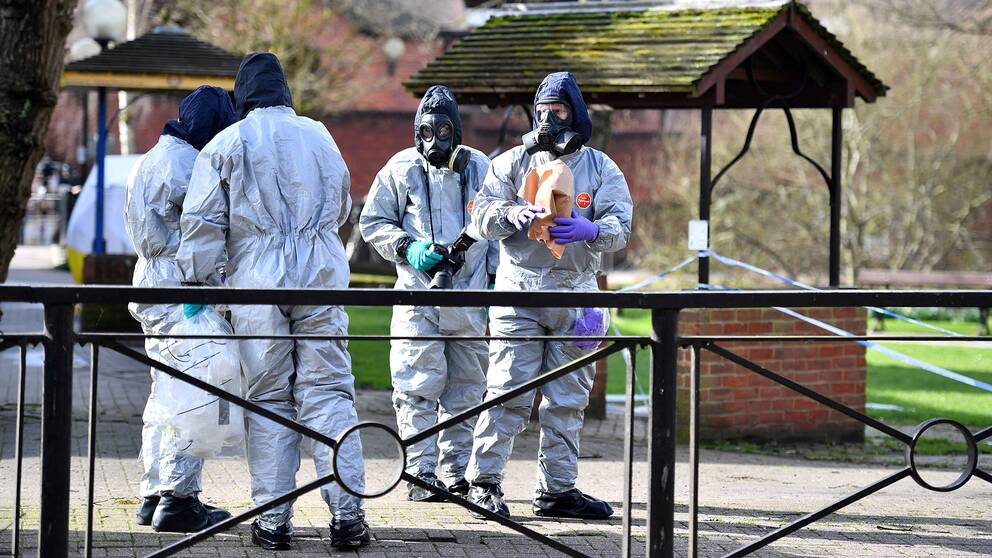 Tekniker utreder platsen för giftattacken i Salisbury