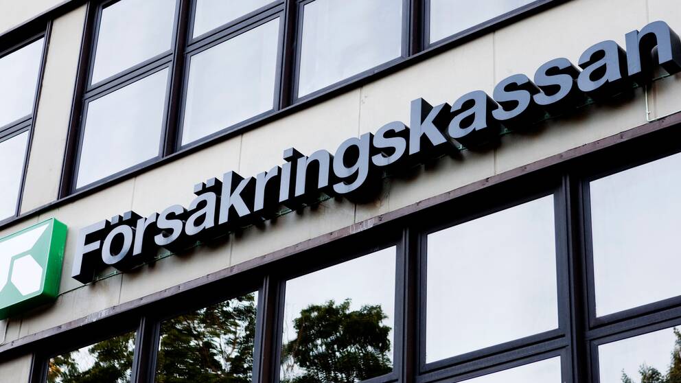 Bild på Försäkringskassans skylt på en fasad.
