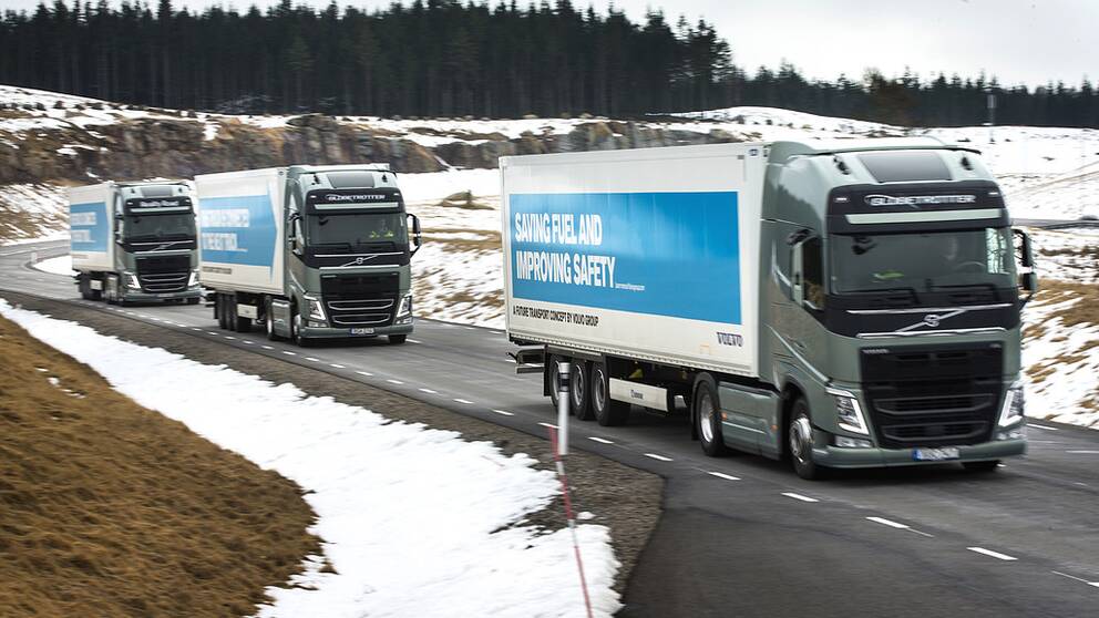 Lastbilskonvojer där bara den främsta bilen körs av aktivt av en förare ska nu testas inom EU.