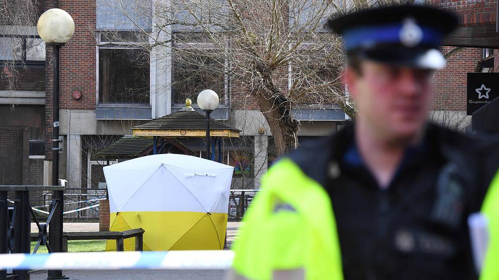 Avspärrningar runt den parkbänk som Sergej Skripal och hans dotter hittades på.