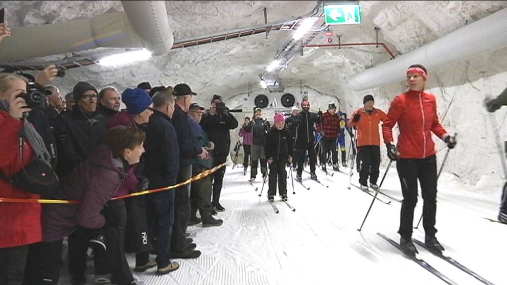 skidåkare i skidtunneln i Gällö vid invigningen