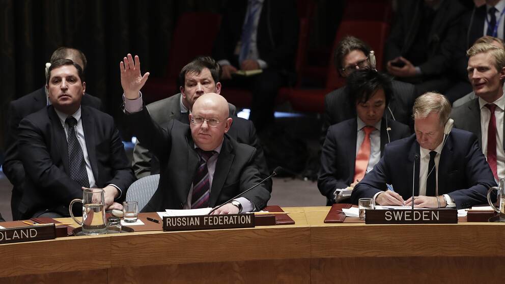 Rysslands FN-ambassadör Vasily Nebenzya röstar i FN:s säkerhetsråd. Till höger: Sveriges ambassadör Olof Skoog