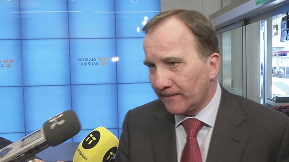 Stefan Löfven talar med SVT:s reporter och övrig press
