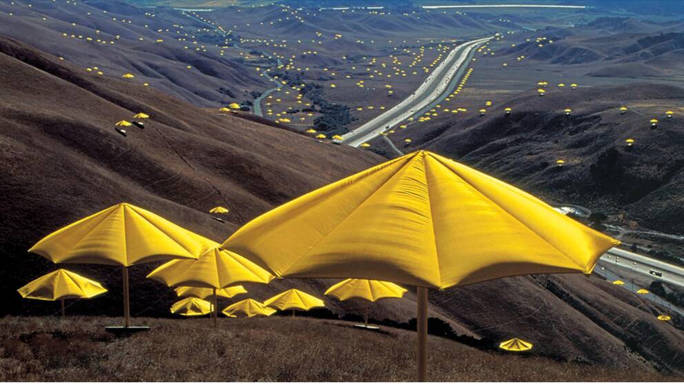 Tusentals paraplyer placerades ut i landskap i Kalifornien och i Japan Christos och Jeanne-Claudes projekt The Umbrellas.