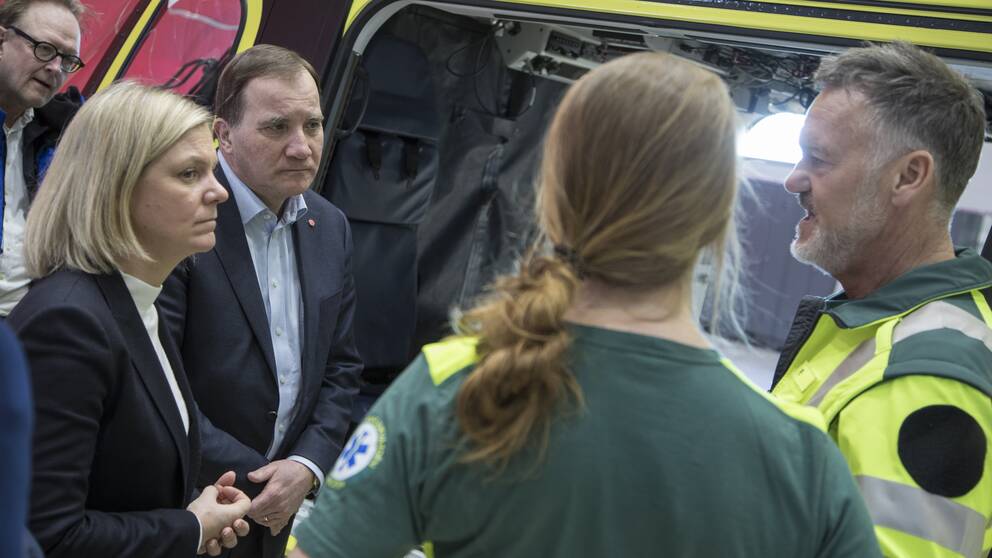 Per Marcusson, ansvarig läkare för ambulanshelikoptern, och sjuksköterskan Linda Fabricius visar Stefan Löfven och Magdalena Andersson den nya ambulanshelikoptern som är en av Sveriges modernaste.