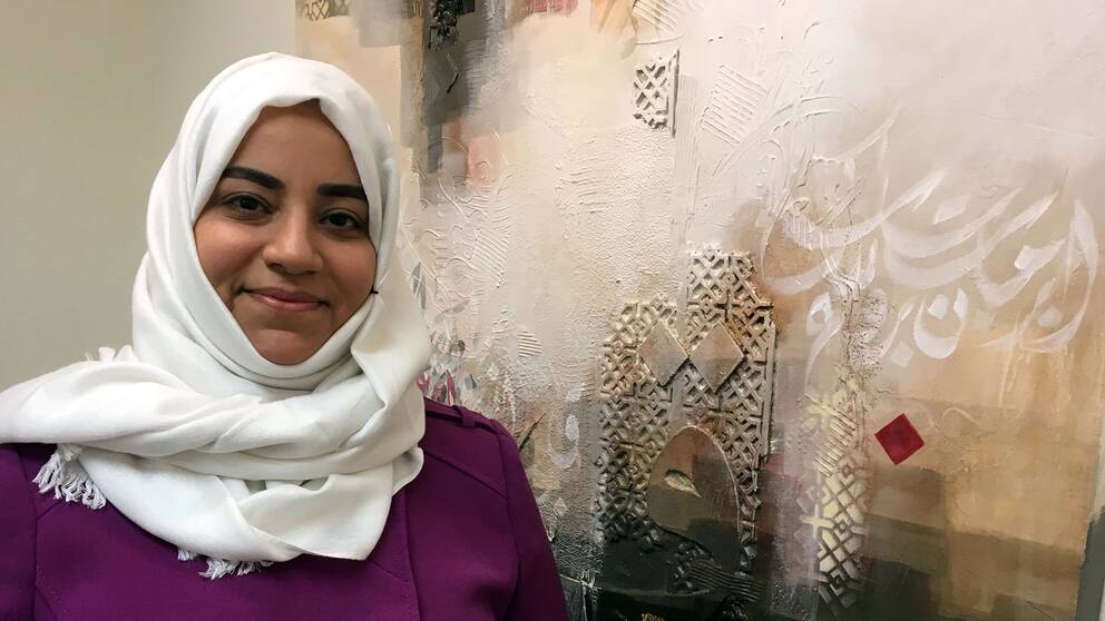 Iman Al-Jishi använder mycket text med arabiska bokstäver i sin konst.