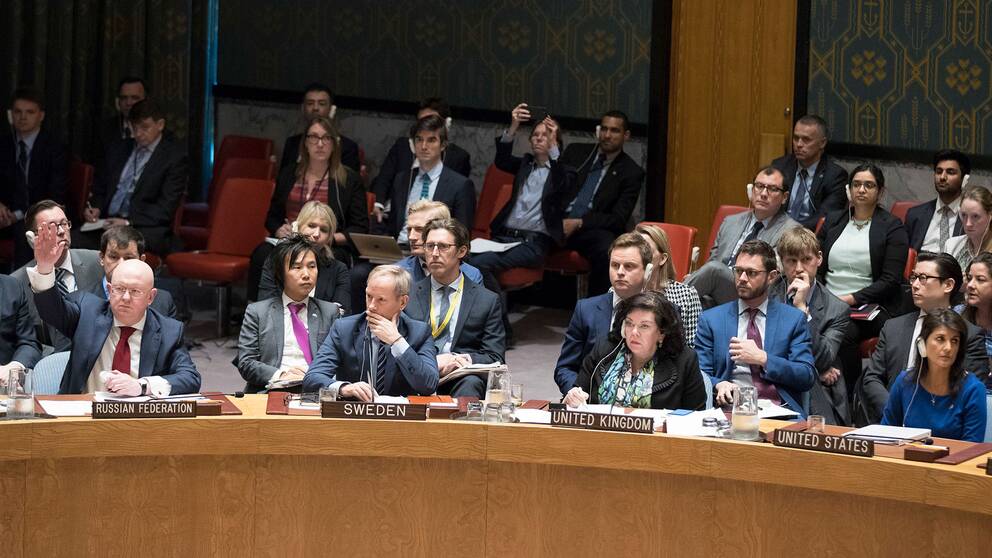 På bilden syns fyra av FN-ambassadörerna som kommer till mötet i Backåkra. Från vänster: Vassily Nebenzia (Ryssland), Olof Skoog (Sverige), Karen Pierce (Storbritannien) och Nikki Haley (USA).