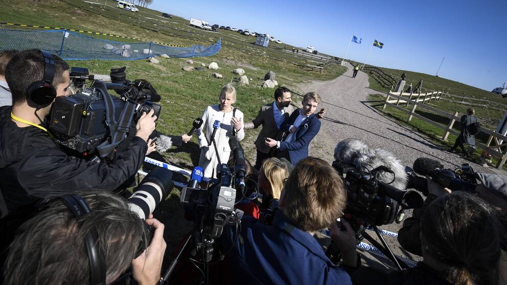 Utrikesminister Margot Wallström pratar med journalister då hon anländer till Dag Hammarskjölds Backåkra inför lördagens möte.