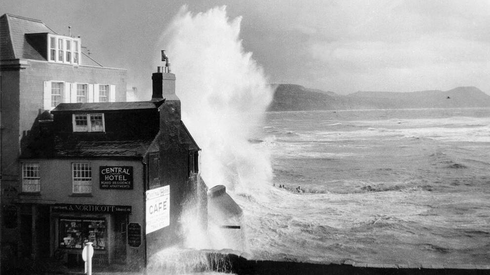 Höga vågor slår in mot kusten i Storbritannien hösten 1937.