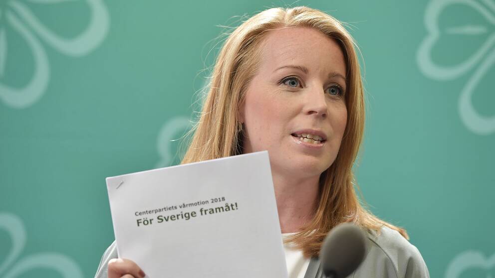 Centerpartiets ledare Annie Lööf håller i partiets vårbudgetmotion.