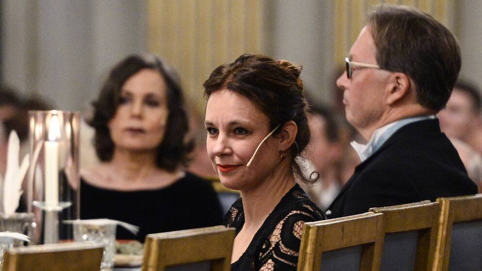 Sara Stridsberg i förgrunden. I bakgrunden fd ständiga sekreteraren Sara Danius och ledamoten Horace Engdahl.