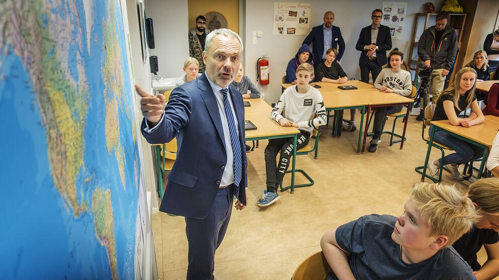 Liberalernas partiledare Jan Björklund samtalar med elever på Stigslundsskolan i Gävle.