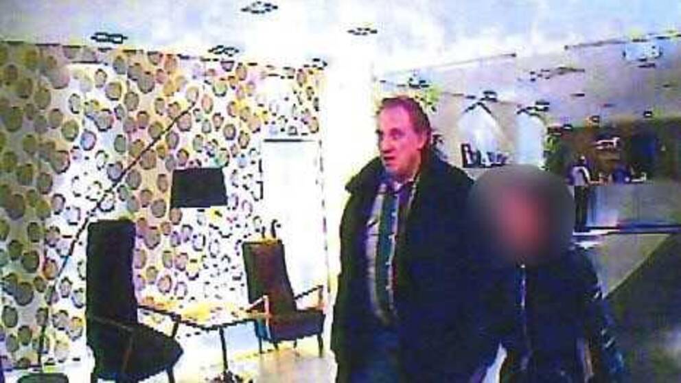 SD-politikern Göran Eklund på väg in till hotellet i sällskap med eskortflickan.