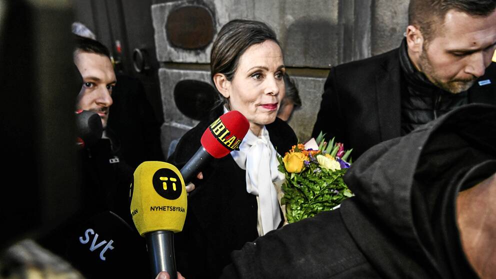 Sara Danius lämnar Börshuset i Stockholm efter Svenska Akademiens traditionsenliga möte den 12 april