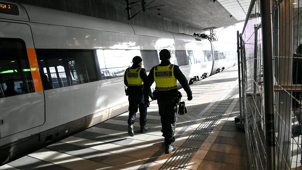 Polis vid gränskontrollen vid Hyllie tågstation i Malmö