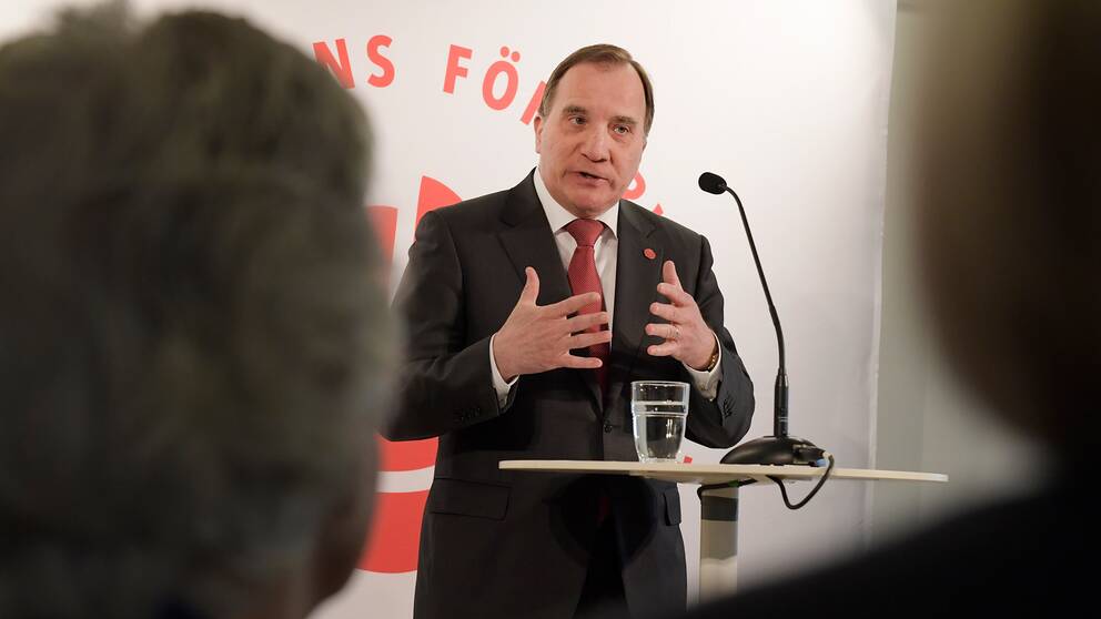 Statsminister Stefan Löfven (S) talar på ett äldreboende i Södertälje.