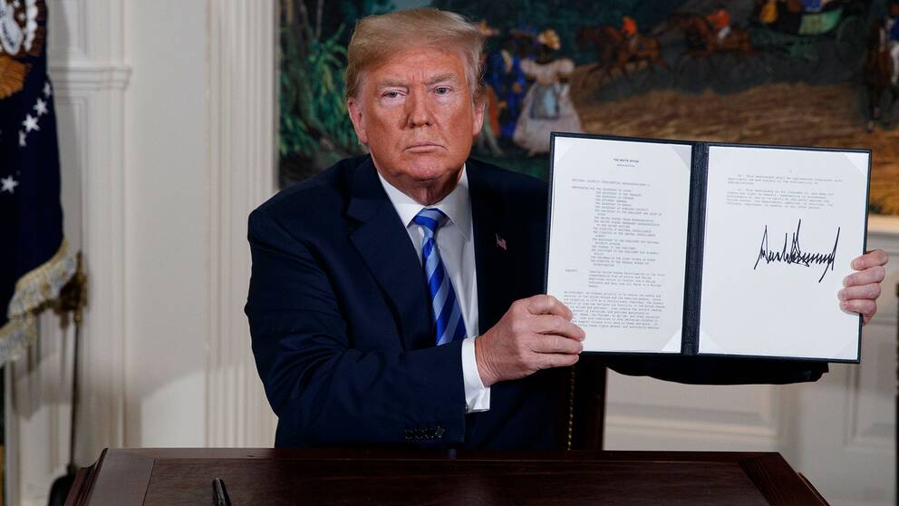 Trump visar upp ett underskrivet memo i samband med beskedet om Iranavtalet.