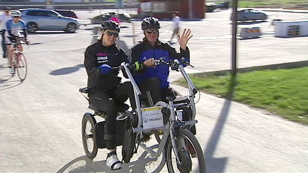 Anna Holmlund cyklar med pappa Lars